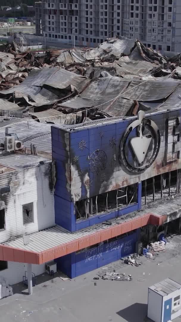 Вертикальному Відеоролику Зображено Знищення Військового Будинку Торгового Центру Бучі Україна — стокове відео