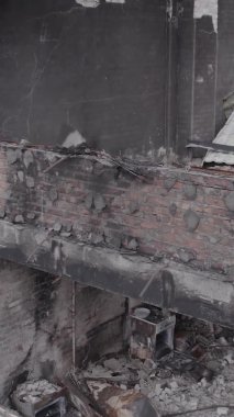 Bu borsa dikey videosu Stoyanka, Bucha bölgesinde, Ukrayna 'da, gri, renksiz, düz bir bina gösteriyor.