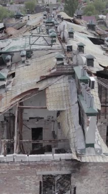 Bu borsa dikey videosu Stoyanka, Bucha bölgesinde, Ukrayna 'da, gri, renksiz, düz bir bina gösteriyor.