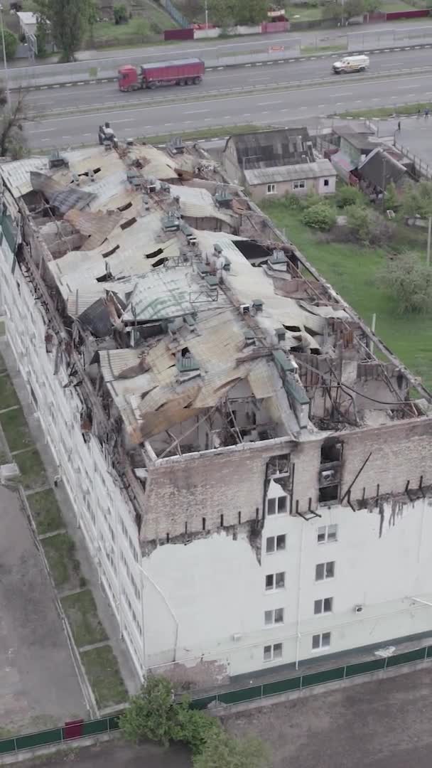 Ten Pionowy Film Pokazuje Rozdarty Wojną Budynek Stoyanka Okręg Bucha — Wideo stockowe