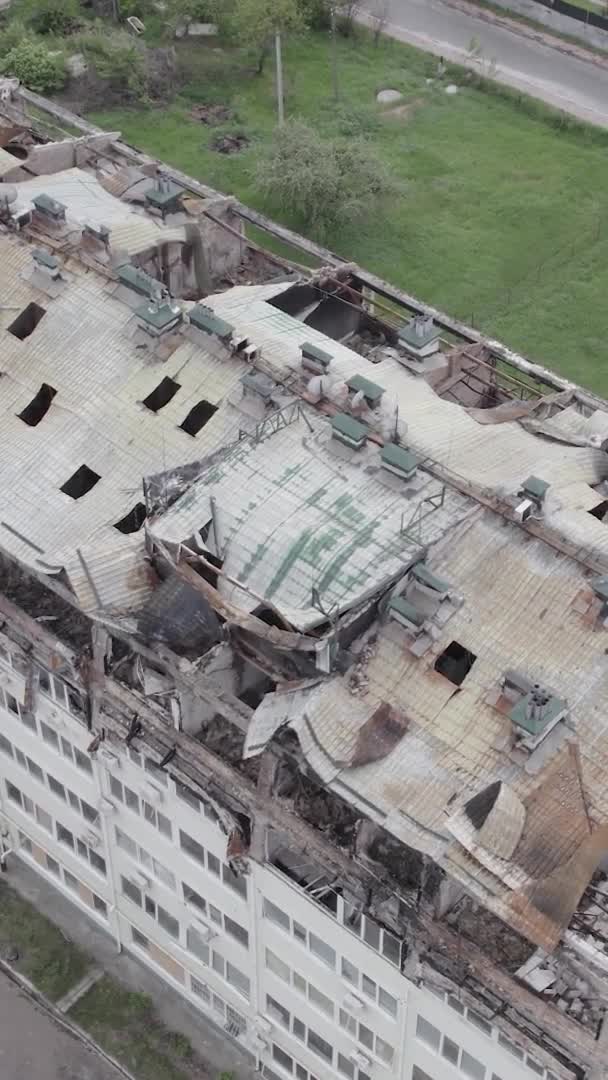화면은 전쟁으로 파괴된 우크라이나 스토얀 건물을 줍니다 평평하지 — 비디오