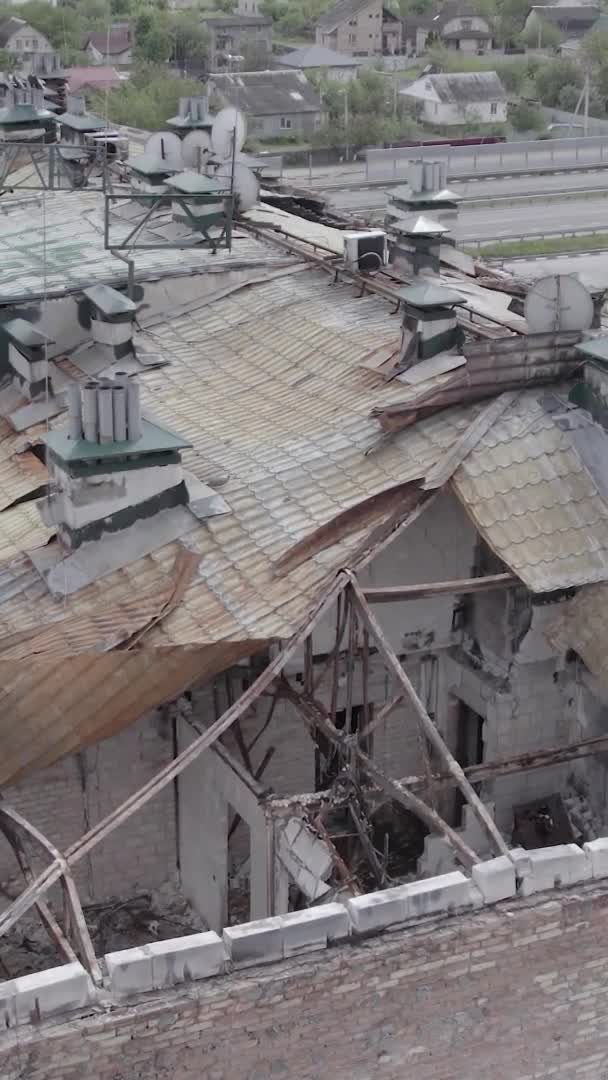 Questo Video Verticale Mostra Edificio Devastato Dalla Guerra Nel Distretto — Video Stock