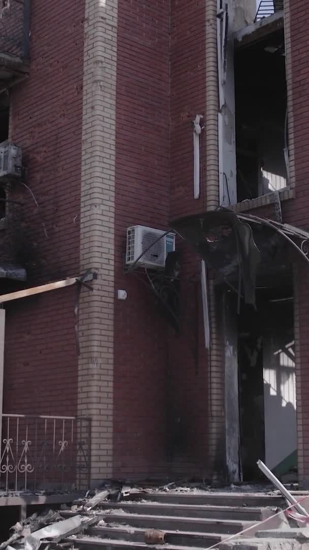 Este Video Vertical Muestra Edificio Destruido Ciudad Makariv Durante Guerra — Vídeo de stock