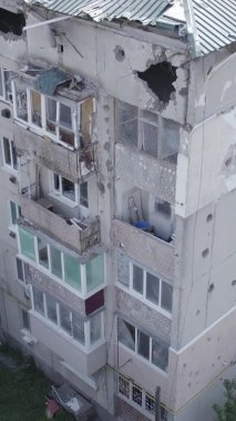 Bu dikey video Ukrayna 'daki savaş sırasında Makariv şehrinde yıkılmış bir binayı gösteriyor. Gri, renksiz, düz.