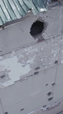 Bu dikey video Ukrayna 'daki savaş sırasında Makariv şehrinde yıkılmış bir binayı gösteriyor. Gri, renksiz, düz.