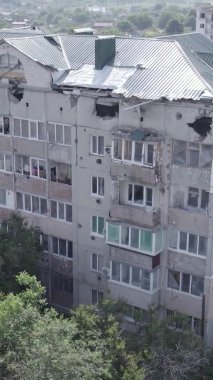 Bu dikey video Ukrayna 'daki savaş sırasında Makariv şehrinde yıkılmış bir binayı gösteriyor. Gri, renksiz, düz.
