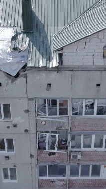 Bu dikey video Ukrayna 'daki savaş sırasında Makariv şehrinde yıkılmış bir binayı gösteriyor. Gri, renksiz, düz.