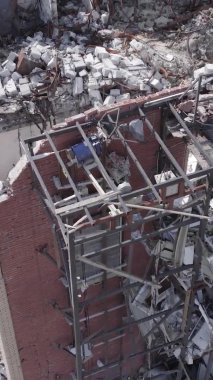 Bu dikey video Ukrayna 'daki savaş sırasında Makariv şehrinde yıkılmış bir binayı gösteriyor. Gri, renksiz, düz.