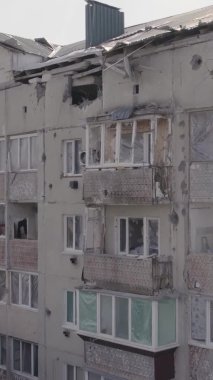Bu dikey video Ukrayna 'daki savaş sırasında Makariv şehrinde yıkılmış bir binayı gösteriyor. Gri, renksiz, düz.