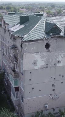 Bu dikey video Ukrayna 'daki savaş sırasında Makariv şehrinde yıkılmış bir binayı gösteriyor. Gri, renksiz, düz.