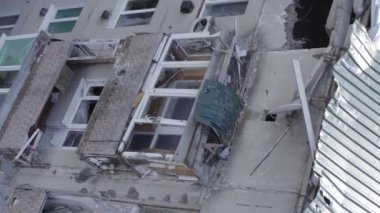 Bu dikey video Ukrayna 'daki savaş sırasında Makariv şehrinde yıkılmış bir binayı gösteriyor. Gri, renksiz, düz.
