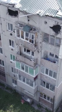 Bu dikey video Ukrayna 'daki savaş sırasında Makariv şehrinde yıkılmış bir binayı gösteriyor. Gri, renksiz, düz.