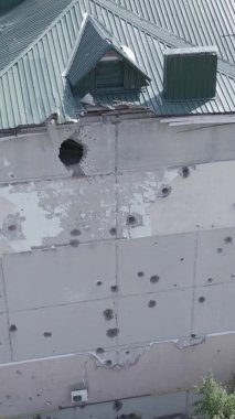 Bu dikey video Ukrayna 'daki savaş sırasında Makariv şehrinde yıkılmış bir binayı gösteriyor. Gri, renksiz, düz.