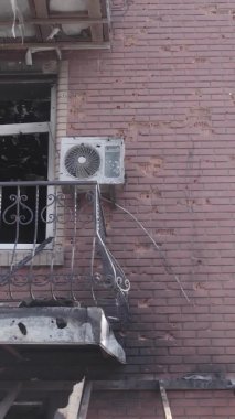 Bu dikey video Ukrayna 'daki savaş sırasında Makariv şehrinde yıkılmış bir binayı gösteriyor. Gri, renksiz, düz.