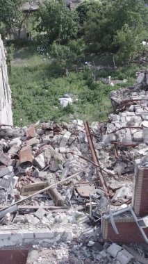 Bu dikey video Ukrayna 'daki savaş sırasında Makariv şehrinde yıkılmış bir binayı gösteriyor. Gri, renksiz, düz.
