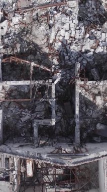 Bu dikey video Ukrayna 'daki savaş sırasında Makariv şehrinde yıkılmış bir binayı gösteriyor. Gri, renksiz, düz.