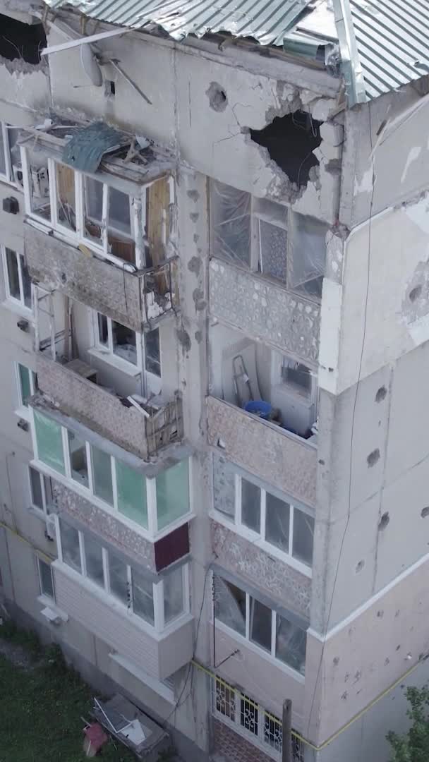 Tento Stock Vertikální Video Ukazuje Zničenou Budovu Městě Makariv Během — Stock video