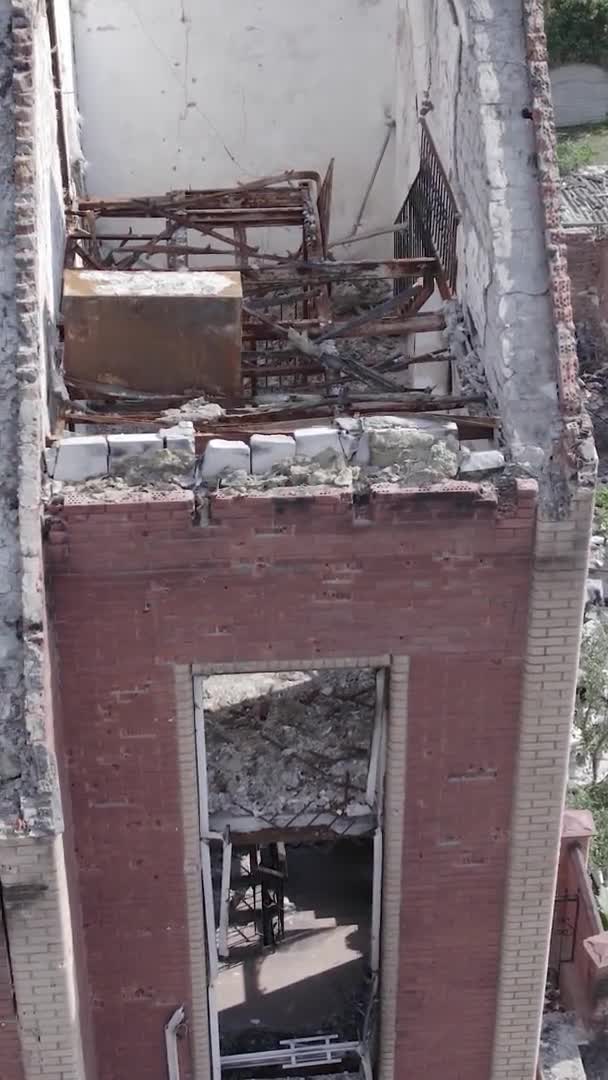 화면은 전쟁중 우크라이나 평평하지 시에서 파괴된 건물을 줍니다 — 비디오