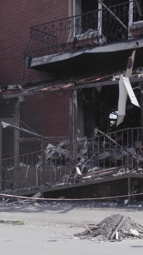 Este Video Vertical Muestra Edificio Destruido Ciudad Makariv Durante Guerra — Vídeo de stock