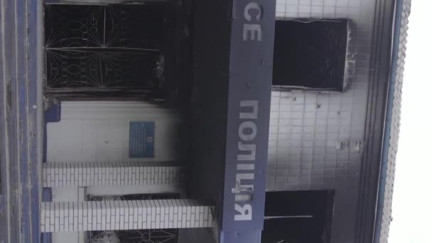 Este Vídeo Vertical Mostra Rescaldo Guerra Ucrânia Edifício Destruído Queimado — Vídeo de Stock