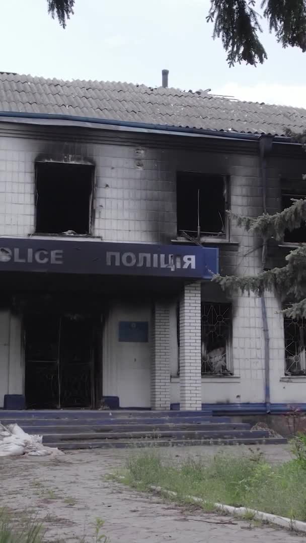 Este Vídeo Vertical Mostra Rescaldo Guerra Ucrânia Edifício Destruído Queimado — Vídeo de Stock