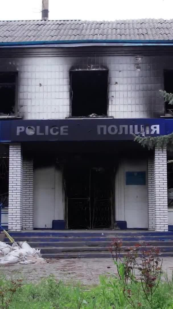 Denna Stock Vertikal Video Visar Efterdyningarna Kriget Ukraina Den Förstörda — Stockvideo
