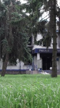 Bu dikey video Ukrayna 'daki savaşın sonucunu gösteriyor. Borodyanka, Kyiv bölgesindeki polis karakolunun yıkılmış ve yanmış binası. Gri, renksiz, düz.