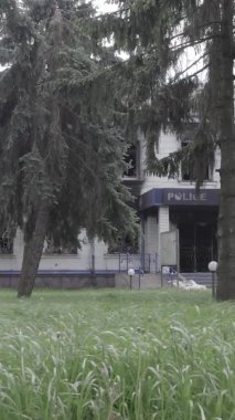 Bu dikey video Ukrayna 'daki savaşın sonucunu gösteriyor. Borodyanka, Kyiv bölgesindeki polis karakolunun yıkılmış ve yanmış binası. Gri, renksiz, düz.