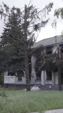 Bu dikey video Ukrayna 'daki savaşın sonucunu gösteriyor. Borodyanka, Kyiv bölgesindeki polis karakolunun yıkılmış ve yanmış binası. Gri, renksiz, düz.