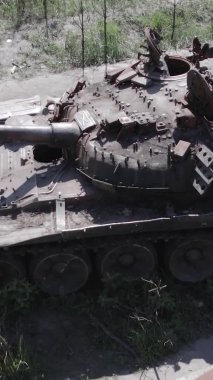 Bu stok dikey video Ukrayna 'daki yok olmuş askeri teçhizatın havadan görüntüsünü gösteriyor, gri, renksiz, düz.