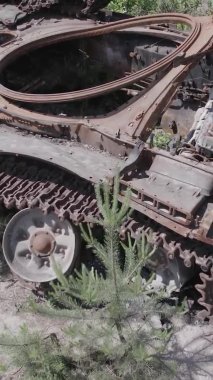 Bu stok dikey video Ukrayna 'daki yok olmuş askeri teçhizatın havadan görüntüsünü gösteriyor, gri, renksiz, düz.