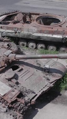 Bu stok dikey video Ukrayna 'daki yok olmuş askeri teçhizatın havadan görüntüsünü gösteriyor, gri, renksiz, düz.
