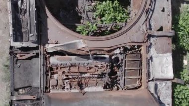 Bu stok dikey video Ukrayna 'daki yok olmuş askeri teçhizatın havadan görüntüsünü gösteriyor, gri, renksiz, düz.