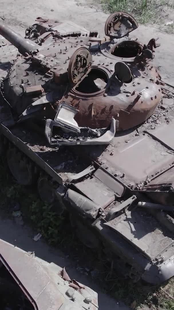 Вертикальному Відеоролику Зображено Вид Знищеної Військової Техніки Україні Сірий Кольору — стокове відео