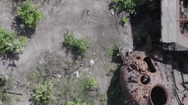 Bu stok dikey video Ukrayna 'daki yok olmuş askeri teçhizatın havadan görüntüsünü gösteriyor, gri, renksiz, düz.