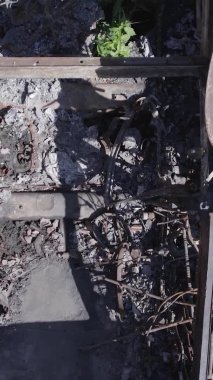 Bu stok dikey video Ukrayna 'daki yok olmuş askeri teçhizatın havadan görüntüsünü gösteriyor, gri, renksiz, düz.