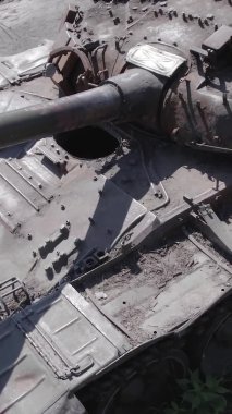 Bu stok dikey video Ukrayna 'daki yok olmuş askeri teçhizatın havadan görüntüsünü gösteriyor, gri, renksiz, düz.