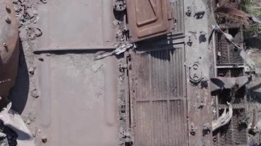 Bu stok dikey video Ukrayna 'daki yok olmuş askeri teçhizatın havadan görüntüsünü gösteriyor, gri, renksiz, düz.