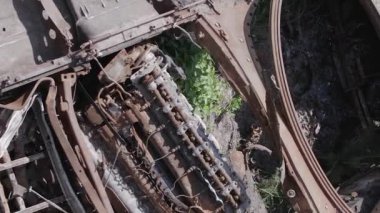 Bu stok dikey video Ukrayna 'daki yok olmuş askeri teçhizatın havadan görüntüsünü gösteriyor, gri, renksiz, düz.
