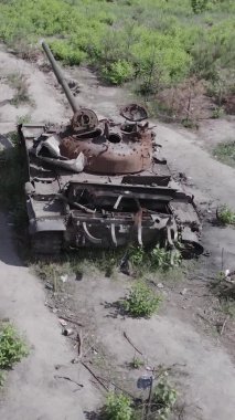 Bu stok dikey video Ukrayna 'daki yok olmuş askeri teçhizatın havadan görüntüsünü gösteriyor, gri, renksiz, düz.