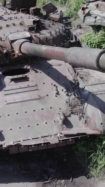 Bu stok dikey video Ukrayna 'daki yok olmuş askeri teçhizatın havadan görüntüsünü gösteriyor, gri, renksiz, düz.