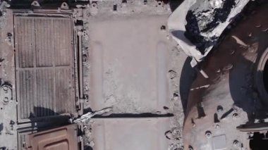 Bu stok dikey video Ukrayna 'daki yok olmuş askeri teçhizatın havadan görüntüsünü gösteriyor, gri, renksiz, düz.
