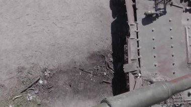 Bu stok dikey video Ukrayna 'daki yok olmuş askeri teçhizatın havadan görüntüsünü gösteriyor, gri, renksiz, düz.