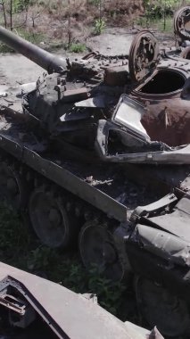 Bu stok dikey video Ukrayna 'daki yok olmuş askeri teçhizatın havadan görüntüsünü gösteriyor, gri, renksiz, düz.