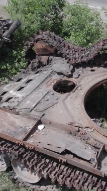 Bu stok dikey video Ukrayna 'daki yok olmuş askeri teçhizatın havadan görüntüsünü gösteriyor, gri, renksiz, düz.