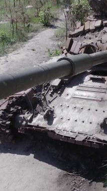 Bu stok dikey video Ukrayna 'daki yok olmuş askeri teçhizatın havadan görüntüsünü gösteriyor, gri, renksiz, düz.