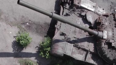 Bu stok dikey video Ukrayna 'daki yok olmuş askeri teçhizatın havadan görüntüsünü gösteriyor, gri, renksiz, düz.