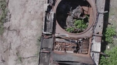Bu stok dikey video Ukrayna 'daki yok olmuş askeri teçhizatın havadan görüntüsünü gösteriyor, gri, renksiz, düz.