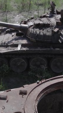 Bu stok dikey video Ukrayna 'daki yok olmuş askeri teçhizatın havadan görüntüsünü gösteriyor, gri, renksiz, düz.