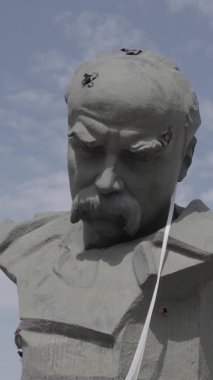 Bu dikey video savaş sırasında Ukrayna 'nın Borodyanka kentindeki Taras Shevchenko anıtını gösteriyor. Düz, renksiz, gri.